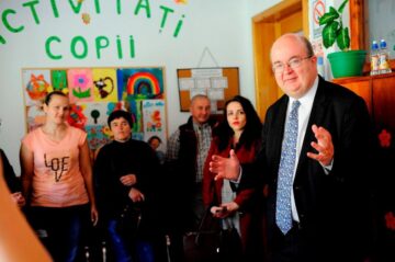 Ambasadorul Marii Britanii, Paul Brummell, a vizitat copiii cu nevoi speciale de la Centrul Emanuel. Foto: Mihaela Oprișan