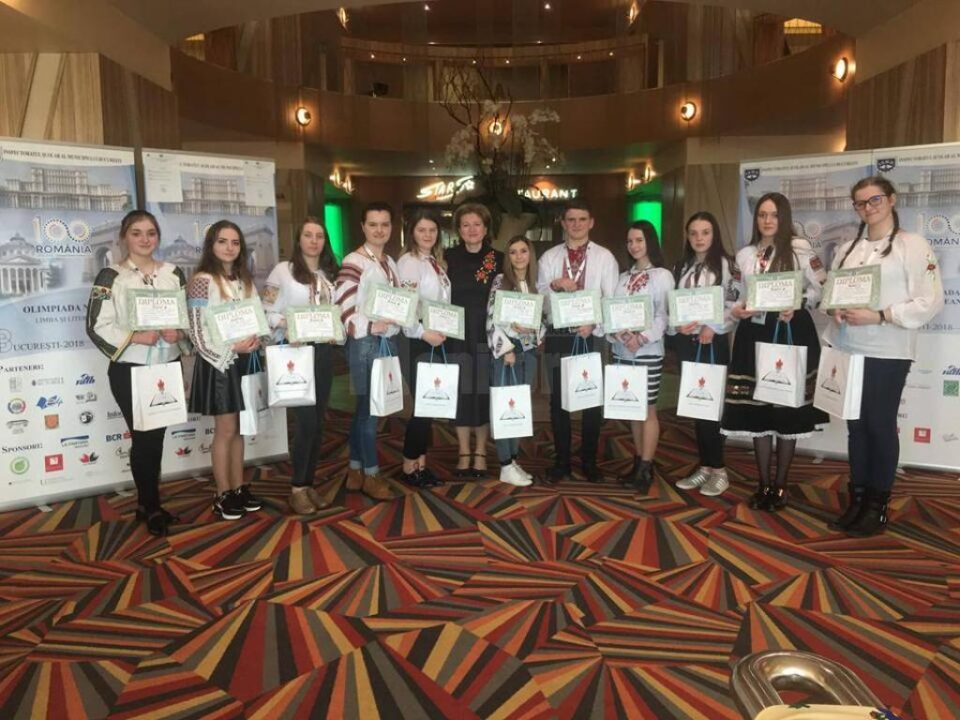 Elevii premiați, alături de insp. de specialitate Lucia Mihoc