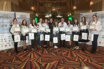 Elevii premiați, alături de insp. de specialitate Lucia Mihoc