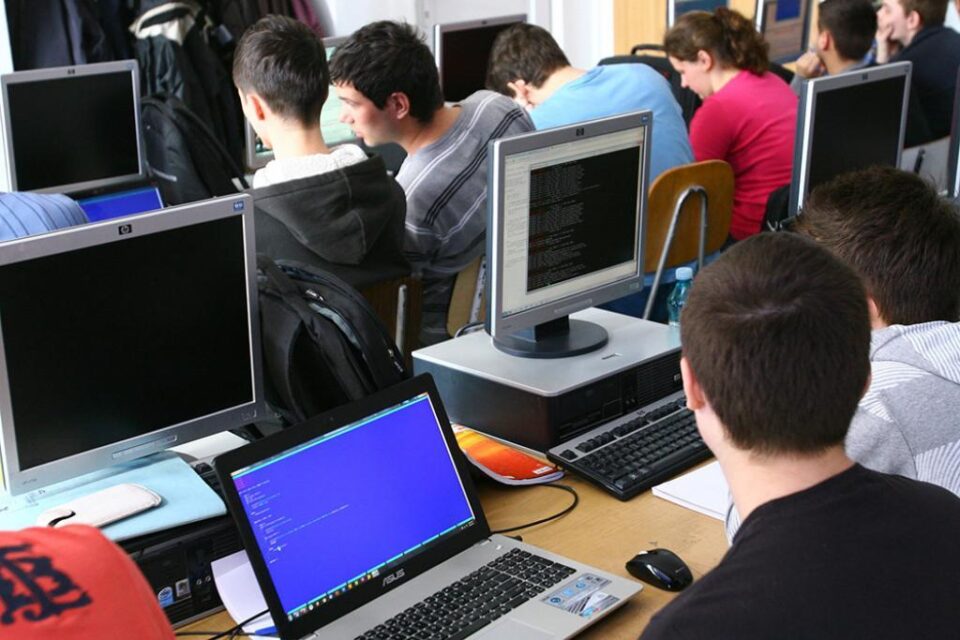 O medalie de argint și șase de bronz pentru elevii din județ, la Naționala de Informatică - liceu
