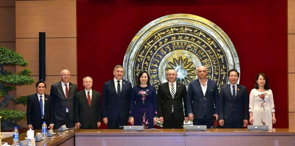 Alexandru Băișanu a făcut parte din delegația parlamentară din România care a avut o vizită de lucru în R.S. Vietnam Alexandru Băișanu a făcut parte din delegația parlamentară din România care a avut o vizită de lucru în R.S. Vietnam