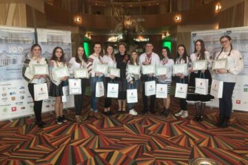Elevii premiați alături de insp. de specialitate Lucia Mihoc