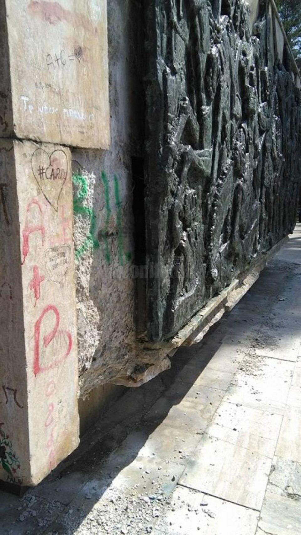 De pe soclul pe care este amplasată statuia ecvestră a domnitorului Ștefan cel Mare au căzut și cad în continuare bucăți de material