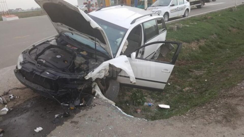 În urma impactului, autoturismul VW a fost proiectat într-un cap de pod