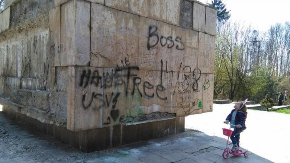 De pe soclul pe care este amplasată statuia ecvestră a domnitorului Ștefan cel Mare au căzut și cad în continuare bucăți de material