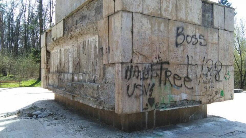 De pe soclul pe care este amplasată statuia ecvestră a domnitorului Ștefan cel Mare au căzut și cad în continuare bucăți de material