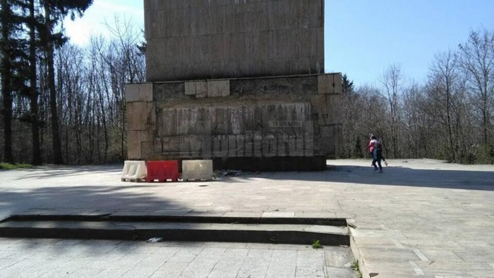 De pe soclul pe care este amplasată statuia ecvestră a domnitorului Ștefan cel Mare au căzut și cad în continuare bucăți de material