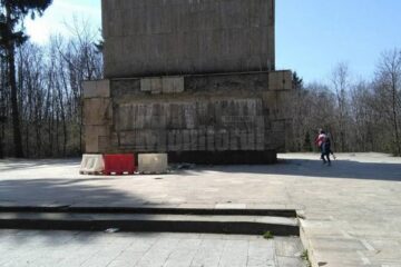 De pe soclul pe care este amplasată statuia ecvestră a domnitorului Ștefan cel Mare au căzut și cad în continuare bucăți de material