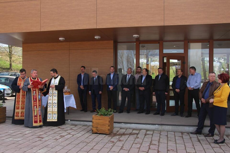Inaugurarea zonei de agrement s-a făcut după o slujbă de sfințire, oficiată de trei preoți