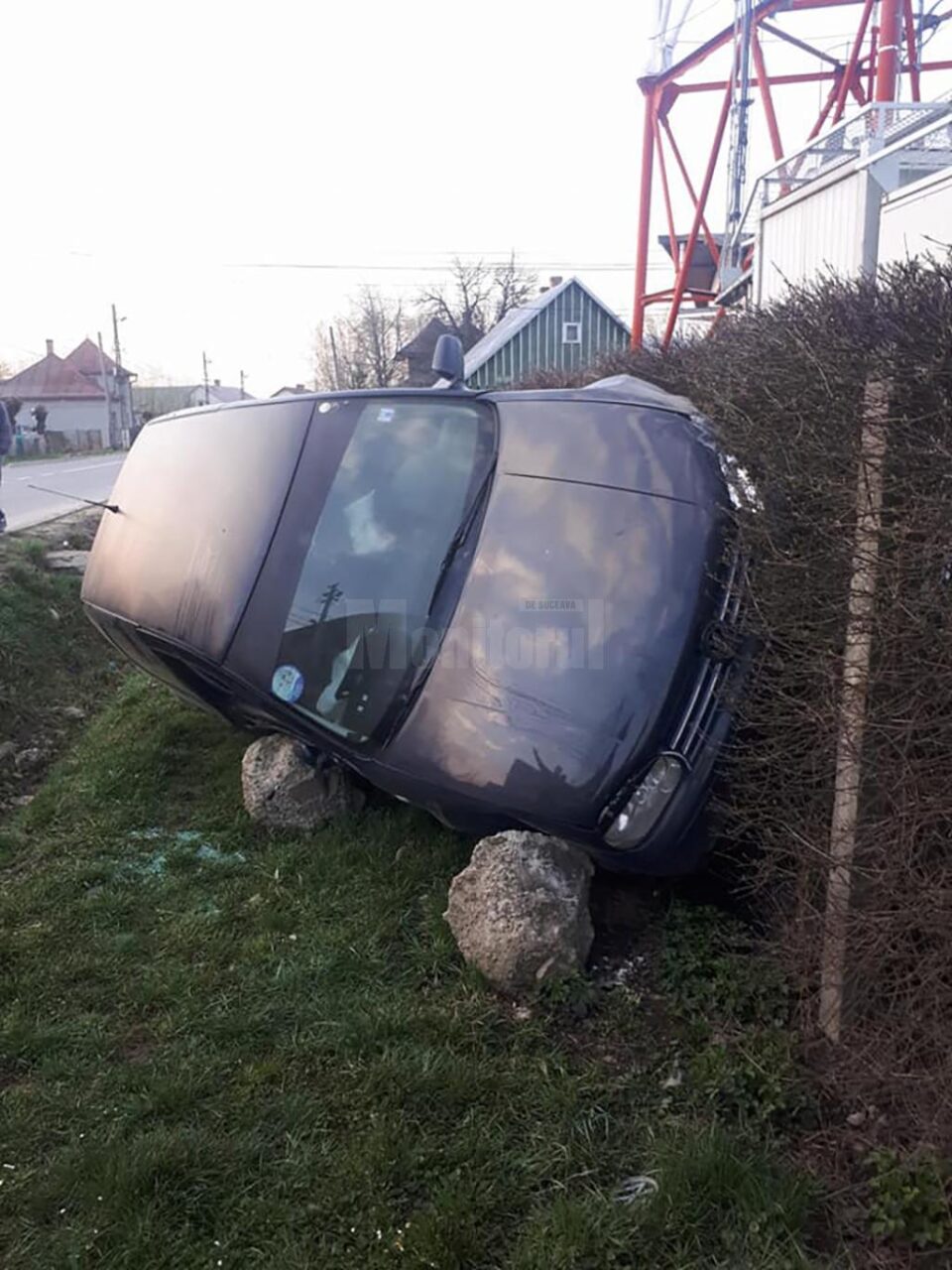 Autoturismul a fost abandonat, după ce autorul furtului a pierdut controlul direcției și l-a răsturnat peste un gard Autoturismul a fost abandonat, după ce autorul furtului a pierdut controlul direcției și l-a răsturnat peste un gard