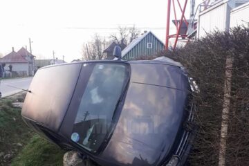 Autoturismul a fost abandonat, după ce autorul furtului a pierdut controlul direcției și l-a răsturnat peste un gard