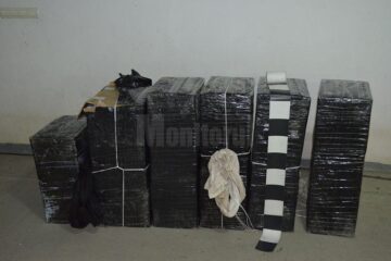 În interiorul mașinii se aflau mai multe colete cu țigări