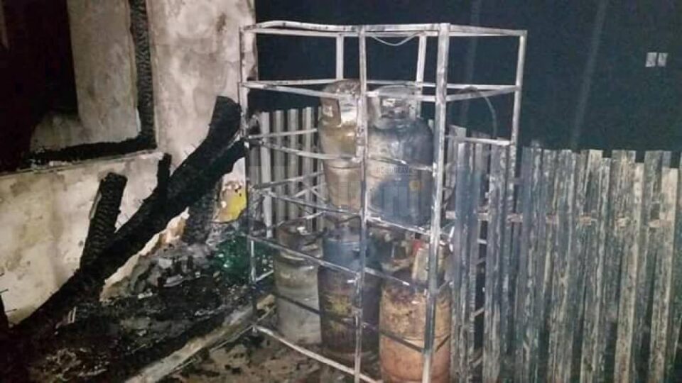 Incendiu devastator la Negrileasa. O gospodărie a fost mistuită de flăcări