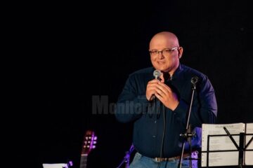 Poetul humorean Sorin Poclitaru a marcat împlinirea a 50 de ani prin lansarea unei cărți și printr-un excepțional spectacol de muzică folk