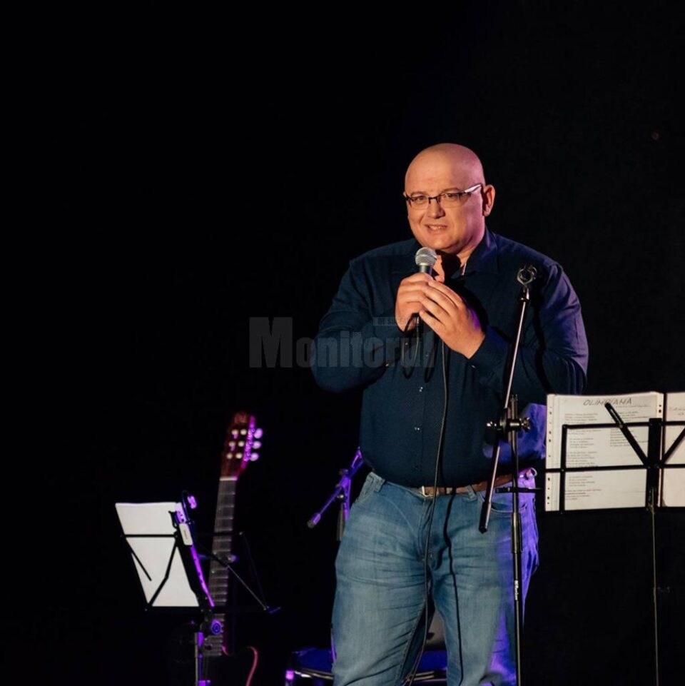 Poetul humorean Sorin Poclitaru a marcat împlinirea a 50 de ani prin lansarea unei cărți și printr-un excepțional spectacol de muzică folk Poetul humorean Sorin Poclitaru a marcat împlinirea a 50 de ani prin lansarea unei cărți și printr-un excepțional spectacol de muzică folk
