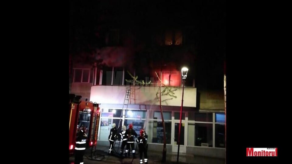 Panica în centrul Sucevei, în urma unui incendiu provocat de o tigara aprinsa