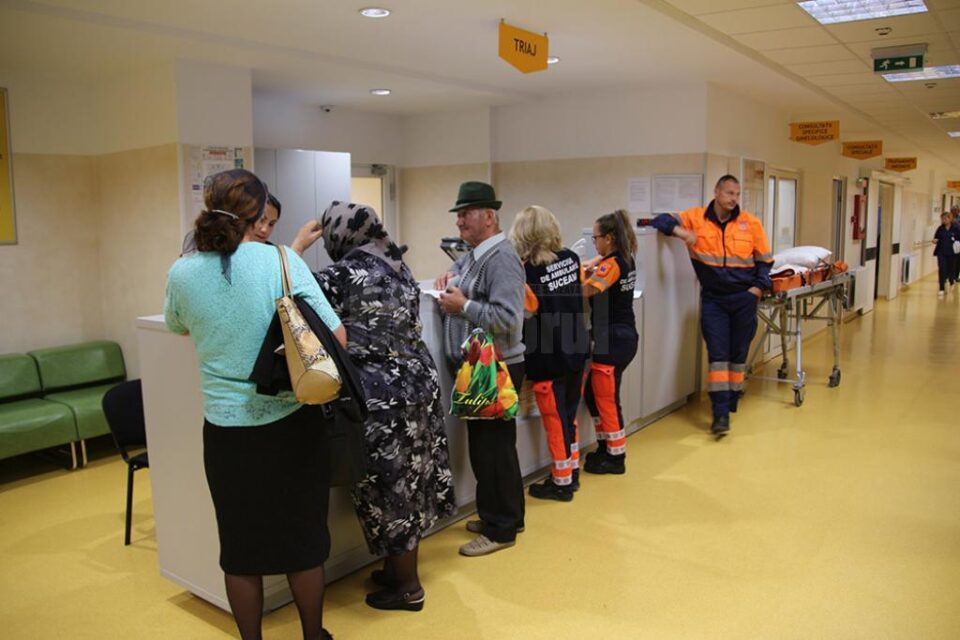 Personalul de la Ambulanță întocmește documentele în UPU și pacientele dispar