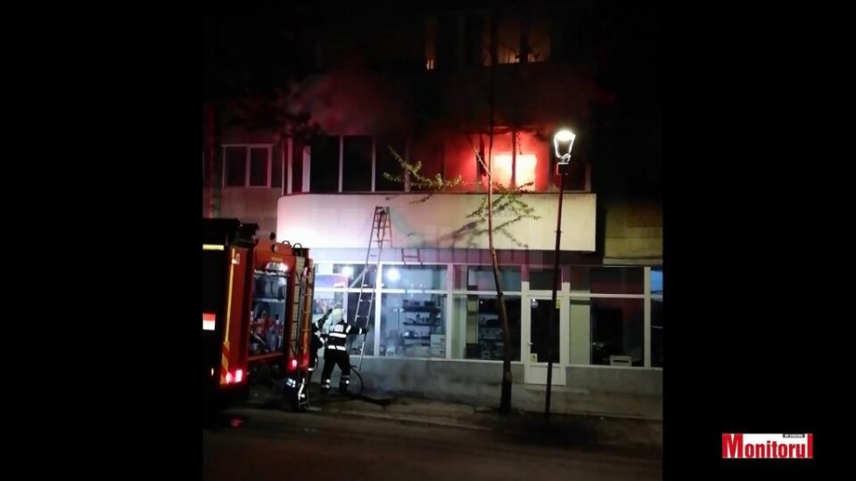 Panica în centrul Sucevei, în urma unui incendiu provocat de o tigara aprinsa