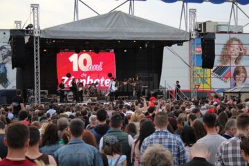 Peste 5.000 de suceveni au cântat împreună cu Andra la Shopping City Suceava