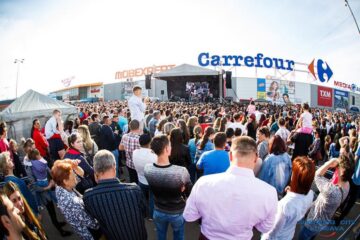 Peste 5.000 de suceveni au cântat împreună cu Andra la Shopping City Suceava