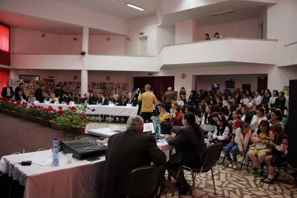 Simpozionul internațional „Armonie prin joc și cânt, port și cuvânt, la Cajvana". Foto: Daniel Palage Simpozionul internațional „Armonie prin joc și cânt, port și cuvânt, la Cajvana". Foto: Daniel Palage