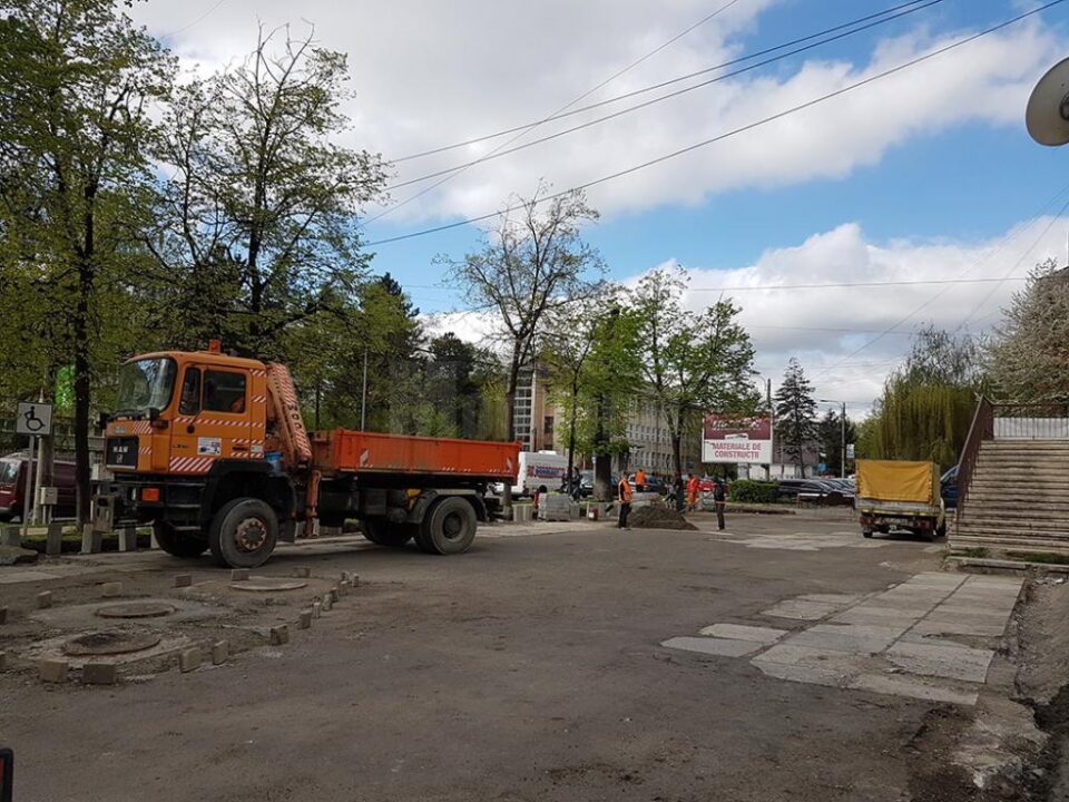 Parcarea publică situată vizavi de sediul IPJ Suceava este în plin proces de reabilitare