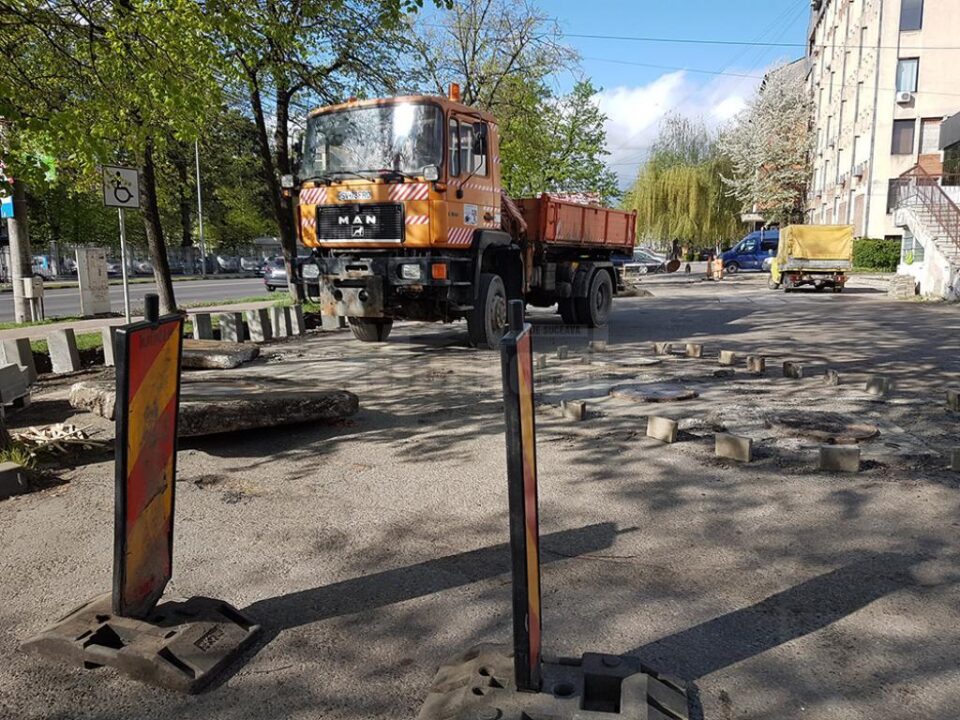 Parcarea publică situată vizavi de sediul IPJ Suceava este în plin proces de reabilitare