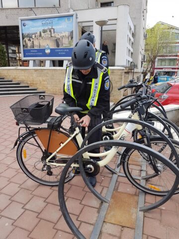 Suceava, primul oraș din țară în care Poliția Locală patrulează pe biciclete electrice