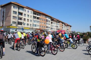 Sute de persoane au pornit din centrul Sucevei, la o plimbare pe două roți
