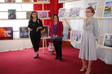 Manifestarea de sâmbătă a inclus și vernisajul expoziției de pictură „Și natura are suflet”, realizată cu lucrările farmacistei Mariea Lungu