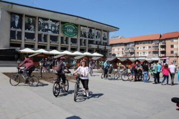 Sute de persoane au pornit din centrul Sucevei, la o plimbare pe două roți