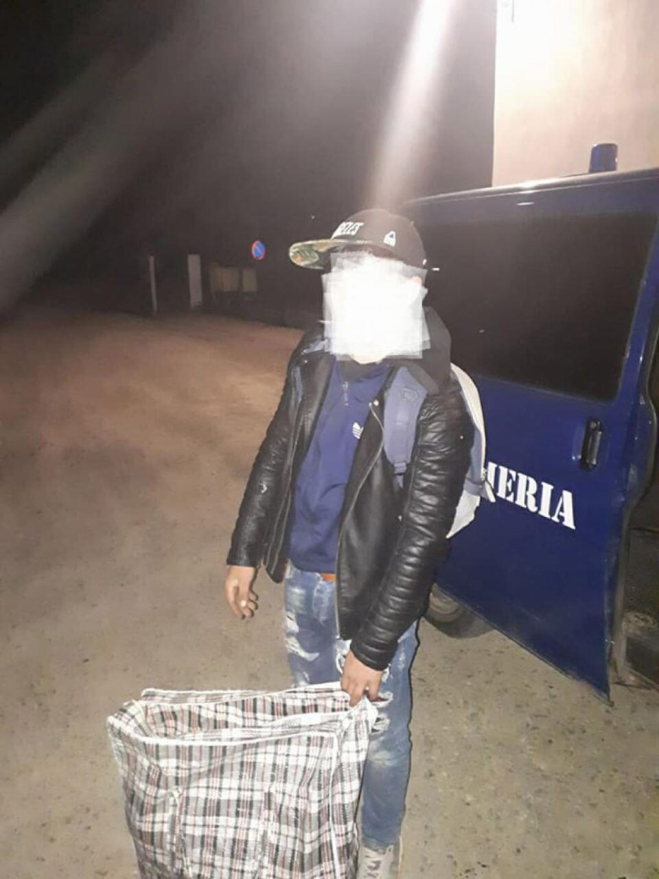 Doi tineri, prinși de jandarmi după ce au furat peste 2.000 de flori din cimitir