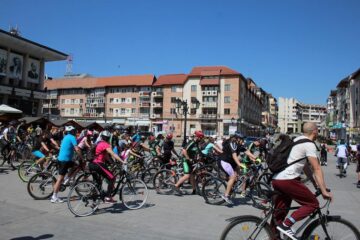 Sute de persoane au pornit din centrul Sucevei, la o plimbare pe două roți