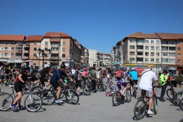 Sute de persoane au pornit din centrul orașului, la o plimbare pe două roți, inițiată de "Suceava pe bicicletă"
