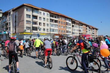 Sute de persoane au pornit din centrul Sucevei, la o plimbare pe două roți