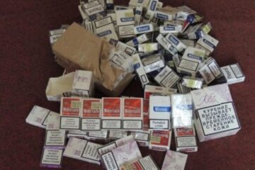Acțiune a poliției printre comercianții de țigări ascunse pe sub tarabe, în piețe