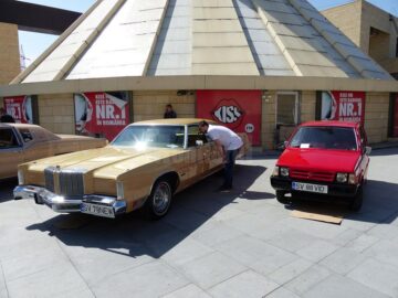 Alăturări spectaculoase: Dacia Lăstun, lângă un Chrysler New Yorker