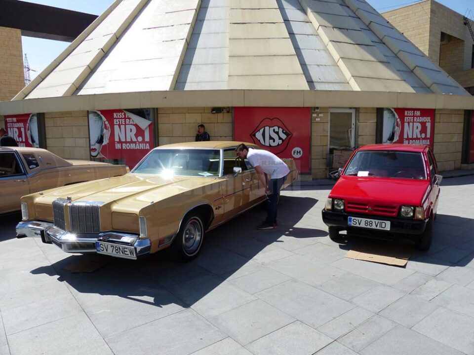 Alăturări spectaculoase: Dacia Lăstun, lângă un Chrysler New Yorker