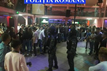 Percheziții corporale efectuate de luptătorii de la Serviciul de Acțiuni Speciale