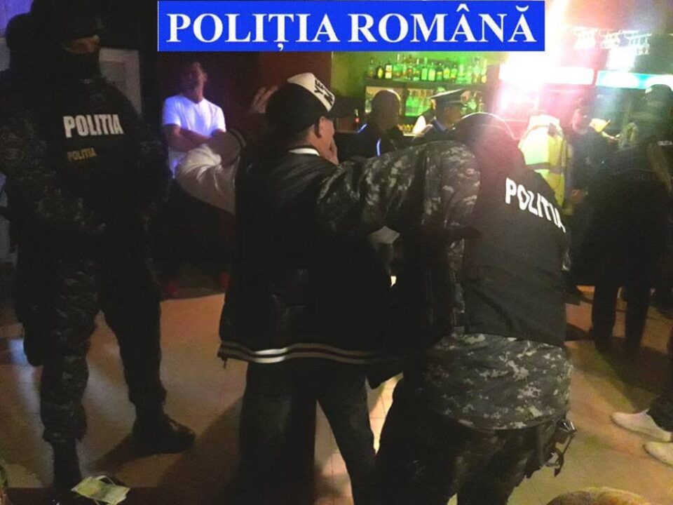 Percheziții corporale efectuate de luptătorii de la Serviciul de Acțiuni Speciale