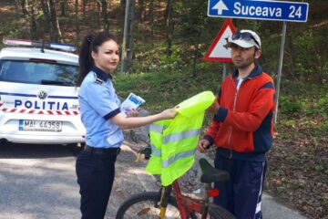 Bicicliștii au primit veste reflectorizante pentru a circula mai în siguranță