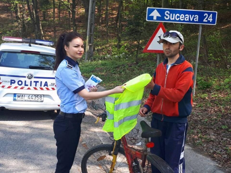 Bicicliștii au primit veste reflectorizante pentru a circula mai în siguranță