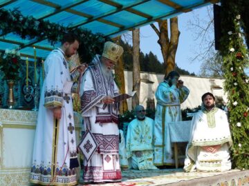 Sfânta Liturghie, oficiată de Înalpreasfințitul Pimen, Arhiepiscopul Sucevei și Rădăuților, împreună cu un sobor de preoți