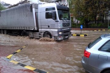 Calea Burdujeni a fost inundată total, inclusiv trotuarele fiind acoperite de apă, în zona Bisericii Sf. Andrei