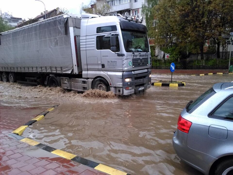 Calea Burdujeni a fost inundată total, inclusiv trotuarele fiind acoperite de apă, în zona Bisericii Sf. Andrei Calea Burdujeni a fost inundată total, inclusiv trotuarele fiind acoperite de apă, în zona Bisericii Sf. Andrei