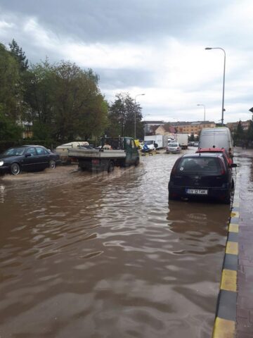 Inundație pe străzile Sucevei, după o ploaie de 15 minute