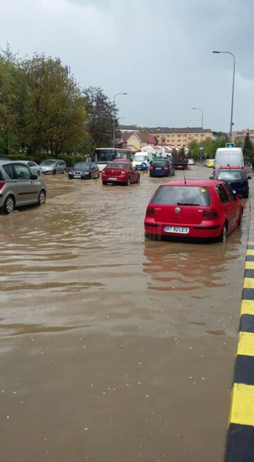 Inundație pe străzile Sucevei, după o ploaie de 15 minute