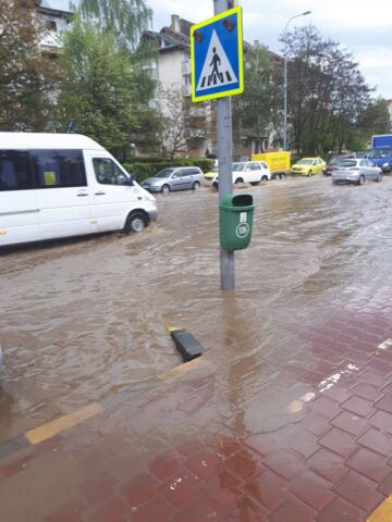 Inundație pe străzile Sucevei, după o ploaie de 15 minute