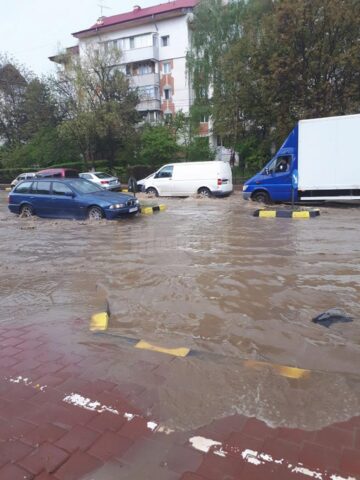 Calea Burdujeni a fost inundată total, inclusiv trotuarele fiind acoperite de apă, în zona Bisericii Sf. Andrei