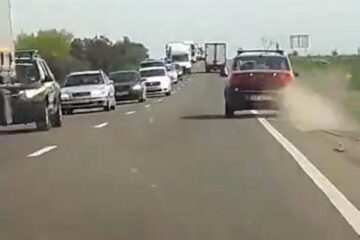 Autoturismul condus de șoferul beat iese de pe șosea, pătrunzând pe acostament